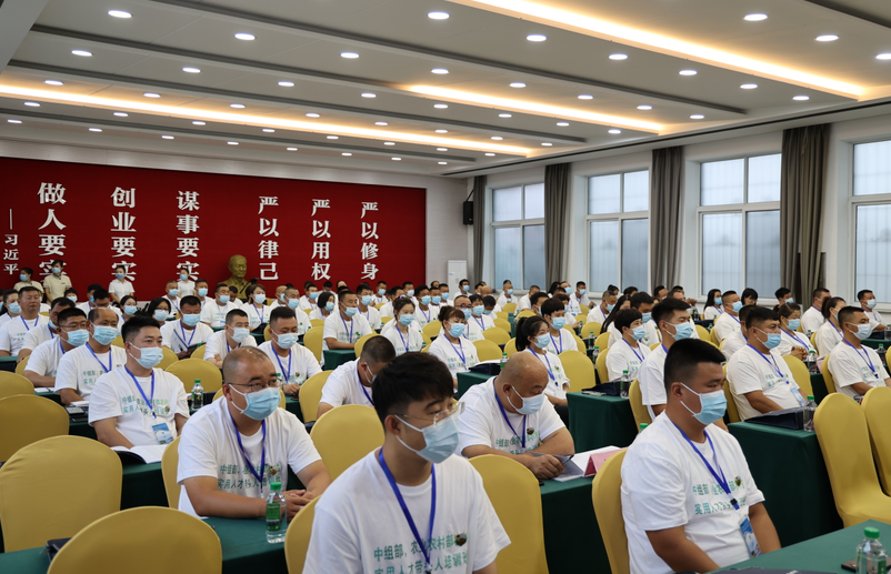 中組部、農(nóng)業(yè)農(nóng)村部農(nóng)村實(shí)用人才帶頭人和到村任職、按照大學(xué)生村官管理的選調(diào)生培訓(xùn)班（鄉(xiāng)村發(fā)展與治理）在大梨樹(shù)村基地開(kāi)班